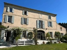 Très beau Mas au coeur d'un village provençal