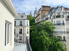 PARIS XVIII - COEUR DES ABBESSES / 2 PIECES DERNIER ETAGE AVEC UN LARGE BALCON FACE AU SACRE COEUR !