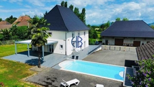 Superbe maison 8 pièces climatisée avec piscine, salon d'été climatisé et dépendances