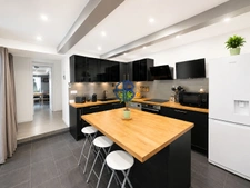 À vendre ! Magnifique maison mitoyenne entièrement rénovée ? 3 chambres ? Grand garage ? Environ 110 m² habitables
