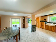 Propriété comprenant une maison dauphinoise, et des nombreuses dépendances.