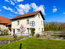Maison en pisé pleine de charme à réinventer . fort potentiel !