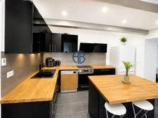 À vendre ! Magnifique maison mitoyenne entièrement rénovée ? 3 chambres ? Grand garage ? Environ 110 m² habitables
