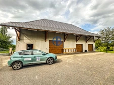 Propriété comprenant une maison dauphinoise, et des nombreuses dépendances.