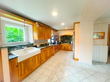 Propriété comprenant une maison dauphinoise, et des nombreuses dépendances.