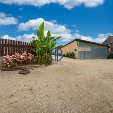 Plain-pied 4 chambres , terrain constructible PISCINE