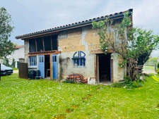 Maison en pisé à rénover entièrement avec grange et jardin  466 m² de terrain