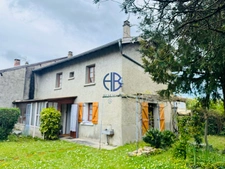 Maison en pisé à rénover entièrement avec grange et jardin  466 m² de terrain