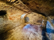 Maison en pisé pleine de charme à réinventer . fort potentiel !