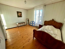 Maison de village à fort potentiel 226 m² habitables + 110m² dépendance + combles aménageables