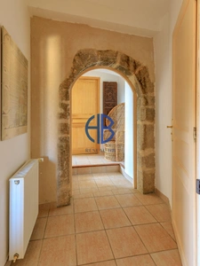 Maison Meublée 257 m2, 5 chambres, 12 pièces, terrasse et cave.