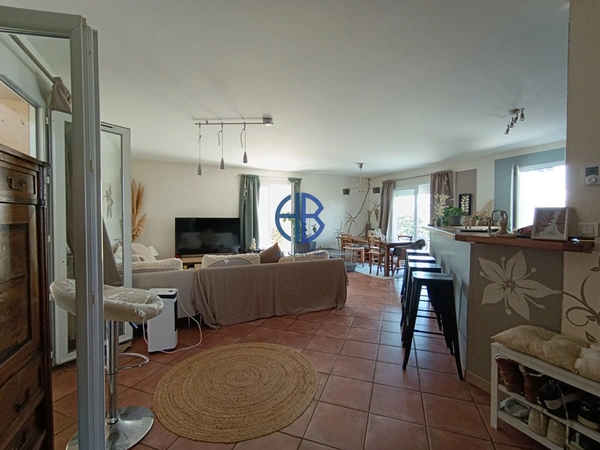 À Villa avec piscine et vue panoramique à Beausemblant