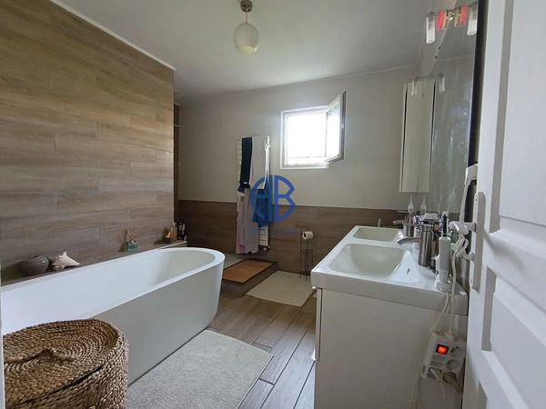 À Villa avec piscine et vue panoramique à Beausemblant