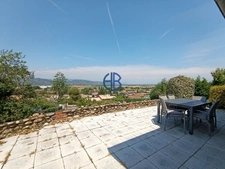 À Villa avec piscine et vue panoramique à Beausemblant