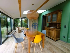 Maison dauphinoise, piscine, dépendances terrain clos et attenant.
