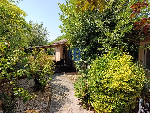 À Villa avec piscine et vue panoramique à Beausemblant