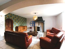 Maison dauphinoise, piscine, dépendances terrain clos et attenant.
