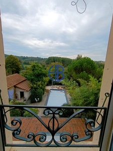 Maison dauphinoise, piscine, dépendances terrain clos et attenant.
