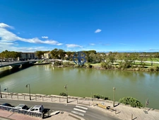 AGDE ? SPACIEUX T3 TRAVERSANT DE 85 M² ? DERNIER ÉTAGE ? VUE SUR L'HÉRAULT