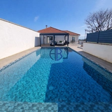 Un véritable air de vacances à la maison : piscine, calme, et vie de plain-pied à Saint-Didier-de-la-Tour