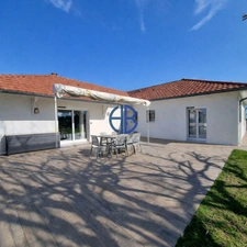 Un véritable air de vacances à la maison : piscine, calme, et vie de plain-pied à Saint-Didier-de-la-Tour