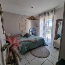 Un véritable air de vacances à la maison : piscine, calme, et vie de plain-pied à Saint-Didier-de-la-Tour