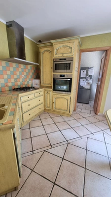 SAINT-VICTOR-DE-CESSIEU - MAISON T6 - 136 M² - 4 CHAMBRES - TERRAIN 1 465 M² - TERRASSE PLEIN SUD - DPE B