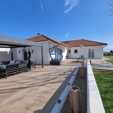 Un véritable air de vacances à la maison : piscine, calme, et vie de plain-pied à Saint-Didier-de-la-Tour