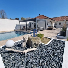 Un véritable air de vacances à la maison : piscine, calme, et vie de plain-pied à Saint-Didier-de-la-Tour