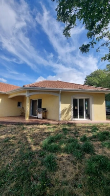 SAINT-VICTOR-DE-CESSIEU - MAISON T6 - 136 M² - 4 CHAMBRES - TERRAIN 1 465 M² - TERRASSE PLEIN SUD - DPE B
