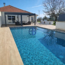 Un véritable air de vacances à la maison : piscine, calme, et vie de plain-pied à Saint-Didier-de-la-Tour