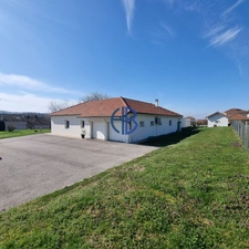 Un véritable air de vacances à la maison : piscine, calme, et vie de plain-pied à Saint-Didier-de-la-Tour