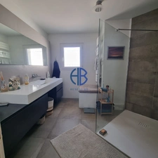 Un véritable air de vacances à la maison : piscine, calme, et vie de plain-pied à Saint-Didier-de-la-Tour