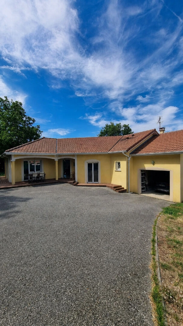 SAINT-VICTOR-DE-CESSIEU - MAISON T6 - 136 M² - 4 CHAMBRES - TERRAIN 1 465 M² - TERRASSE PLEIN SUD - DPE B