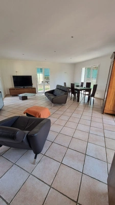 SAINT-VICTOR-DE-CESSIEU - MAISON T6 - 136 M² - 4 CHAMBRES - TERRAIN 1 465 M² - TERRASSE PLEIN SUD - DPE B