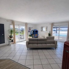 Un véritable air de vacances à la maison : piscine, calme, et vie de plain-pied à Saint-Didier-de-la-Tour