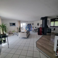 Un véritable air de vacances à la maison : piscine, calme, et vie de plain-pied à Saint-Didier-de-la-Tour