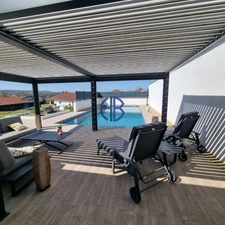 Un véritable air de vacances à la maison : piscine, calme, et vie de plain-pied à Saint-Didier-de-la-Tour