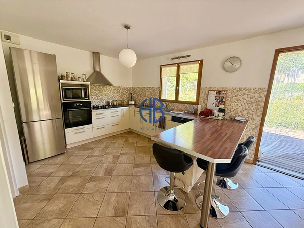 Maison 4 chambres + une pièce (garage transformé en habitable). Au grand calme