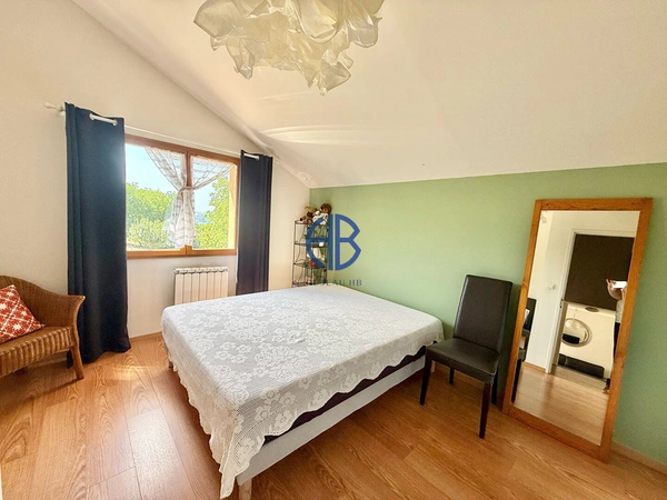 Maison 4 chambres + une pièce (garage transformé en habitable). Au grand calme