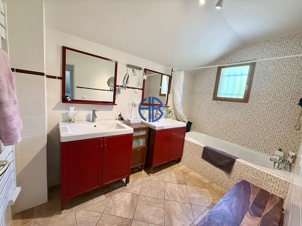 Maison 4 chambres + une pièce (garage transformé en habitable). Au grand calme
