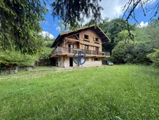 Chalet  de 113 m2 + sous-sol sur 7500m2 de terrain.