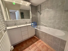 Appartement  3 ch - terrasse 18 m² - 2 salle d'eau -2 w-c - centre VOIRON