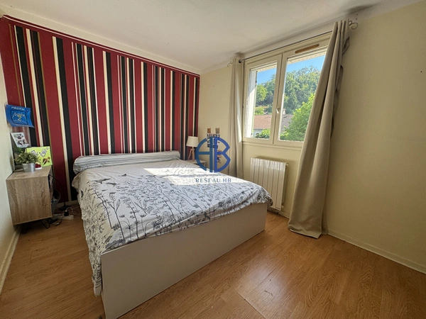 maison mitoyenne sur deux niveaux avec terrain
