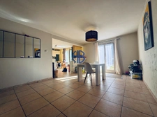 maison mitoyenne sur deux niveaux avec terrain