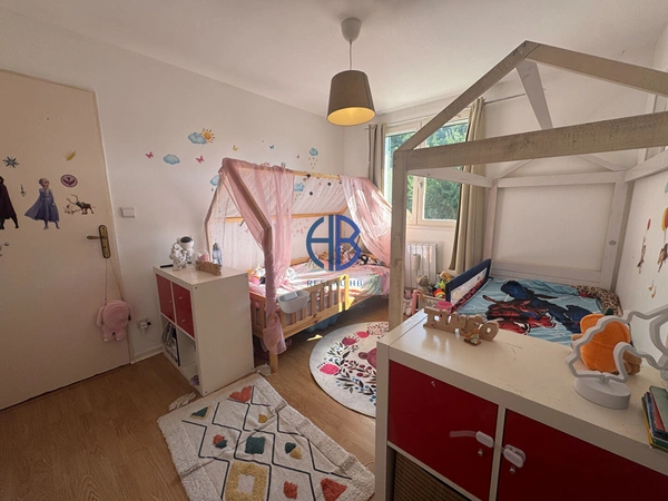 maison mitoyenne sur deux niveaux avec terrain