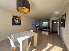 maison mitoyenne sur deux niveaux avec terrain