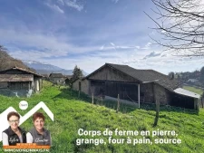 Tolvon, Corps de ferme à rénover avec grange et dépendances...