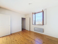 Rare, hauteur de Voiron, maison avec grange attenante, au ca...