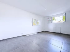 Plain-pied, rare terrain privatif, refait à neuf, petite cop...